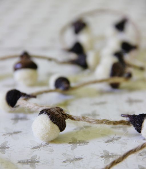 how-to-make-a-wool-felted-acorn-garland-crafts-how-to-seasonal-holiday-decor